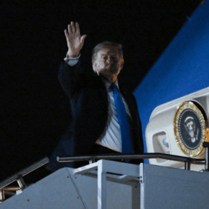 Arrestan a tres estudiantes por amenazas contra Trump