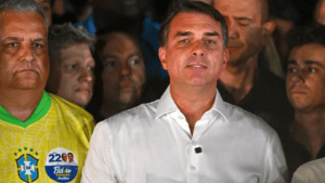 Flávio Bolsonaro habría viajado a Estados Unidos tras perder las elecciones en Brasil