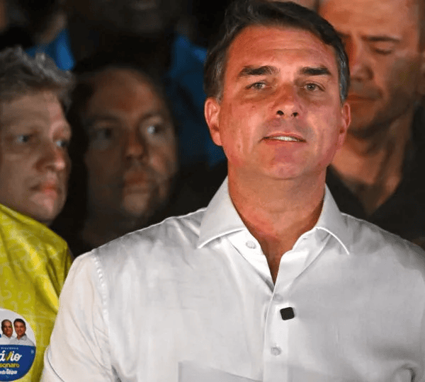 Flávio Bolsonaro habría viajado a Estados Unidos tras perder las elecciones en Brasil