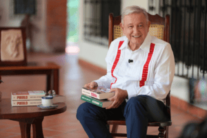 AMLO reaparece y presenta su nuevo libro ‘Pueblo’