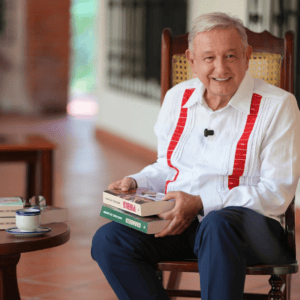 AMLO reaparece y presenta su nuevo libro ‘Pueblo’