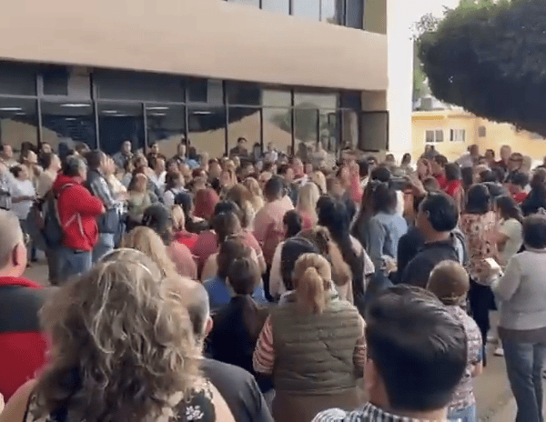 Trabajadores del IEBEM protestan contra nombramiento de Carlos Franco Ruiz