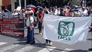 Trabajadores del IMSS analizan marcha nacional